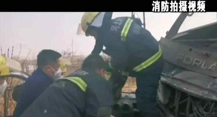 滦南新闻 滦南丨惨烈！两辆小货车相撞，其中一辆货车驾驶室几乎被“抹平”......