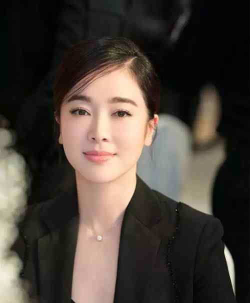 孙红雷绯闻女友 左小青：陈道明唯一绯闻女友，曾让孙红雷痴迷，为何嫁大20岁的他