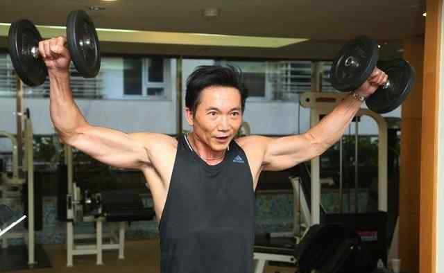 李旭能打过甄子丹吗 他曾打伤甄子丹腰骨，还是李连杰唯一承认的对手，如今53岁了成这样