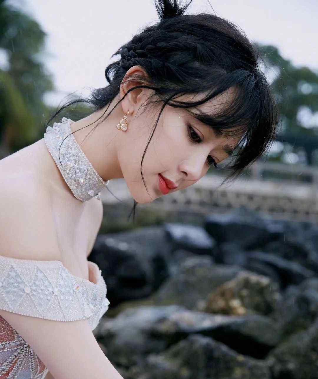 杨紫性感 28岁杨紫，性感起来无人能敌，满满的成熟女人味！