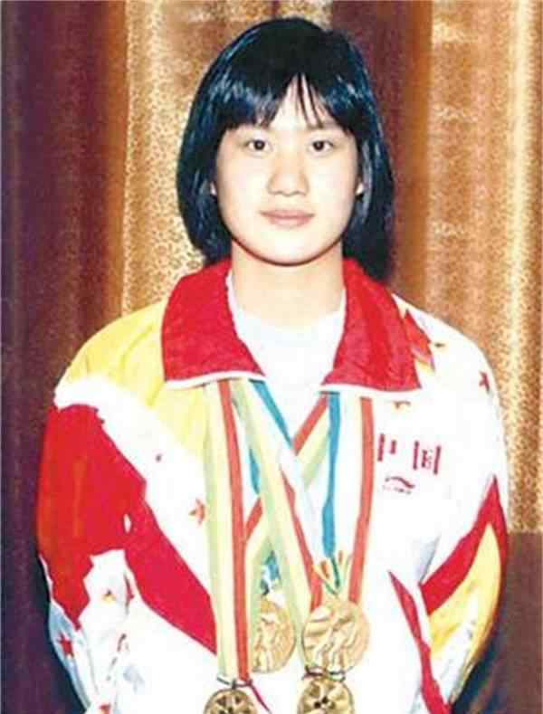 孙杨被开除国家队 她勇夺32枚世界游泳金牌，却被国家队开除，在市场卖菜令人唏嘘