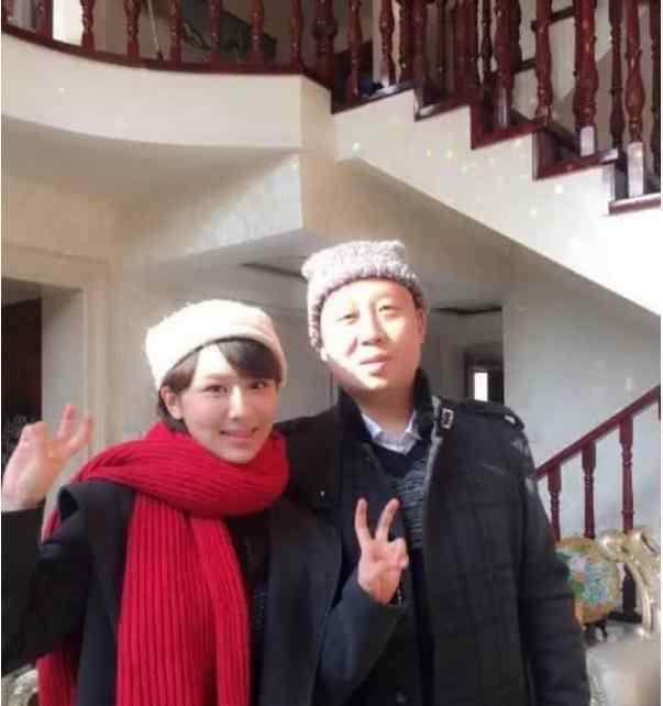 杨紫豪宅 参观杨紫老家的豪宅，房子面积超大，连楼梯都是实木的