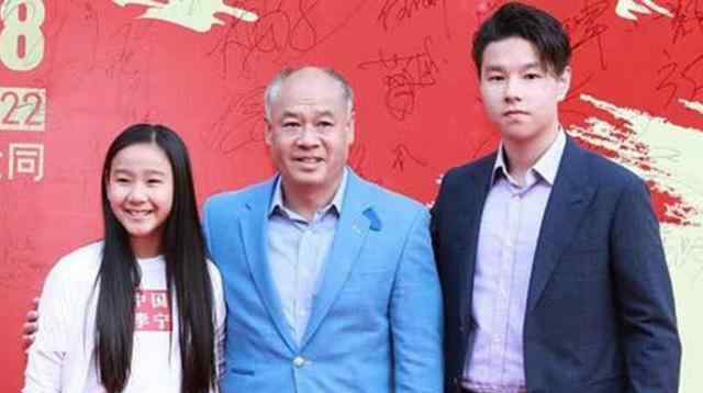陈永妍 体操王子李宁近况，身家百亿满头白发，老婆风采依旧，女儿成美女