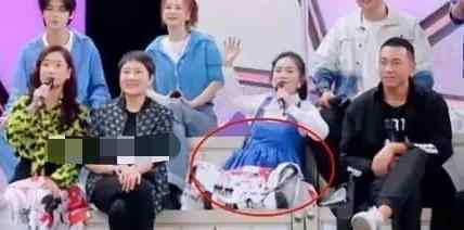 谢娜为什么坐着录节目 谢娜官宣怀二胎，其实早路端倪，录节目被照顾