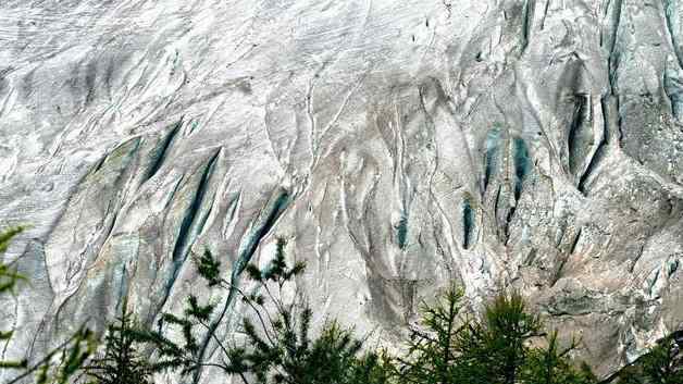 冰川羽绒服 献身冰川！“西藏冒险王”跌落冰河前画面曝光：羽绒服吸水过重