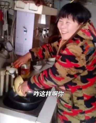 河南哥嫂“偷走”90岁老母亲 弟弟上门“理论”：恁咋这样哩！
