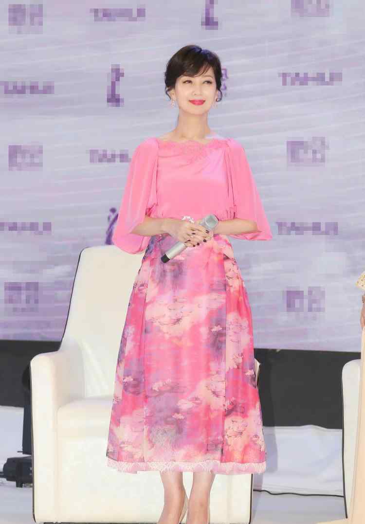 赵雅芝近照 65岁赵雅芝近照，穿粉嫩裙毫无压力，网友：“不老女神”名不虚传！