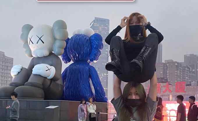 飒！女孩舞狮姿势高举同伴打卡拍照走红 背后故事令人心疼