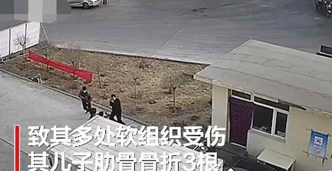 肋骨骨折3根！男子拒扫绿码殴打门卫父子致骨折 监控画面令人气愤