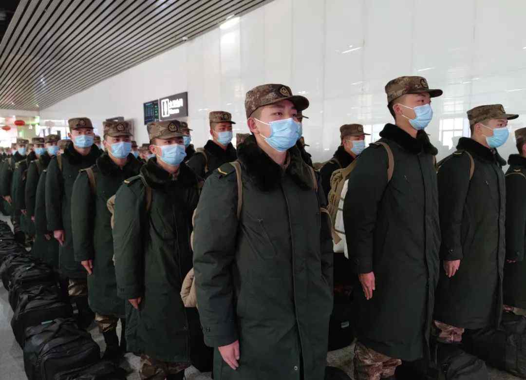 啥情况？新兵被乘务员“盯上了”……