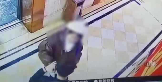 杭州一女生电梯口强吻男生 算骚扰吗？律师：关键看男生的态度