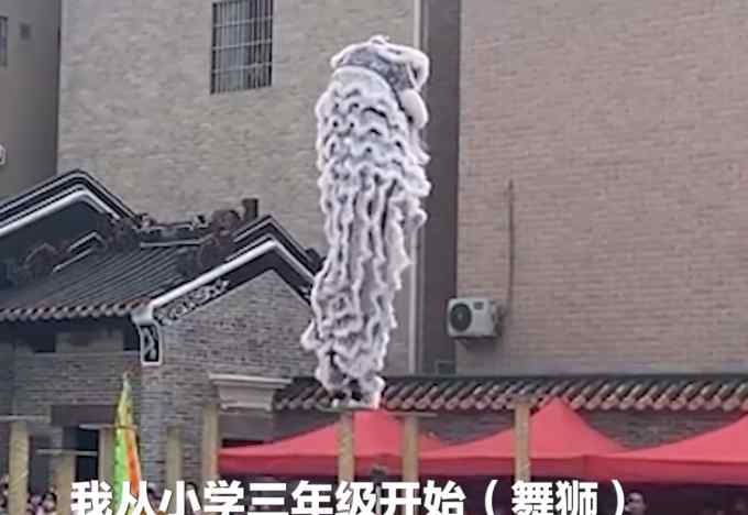 飒！女孩舞狮姿势高举同伴打卡拍照走红 背后故事令人心疼