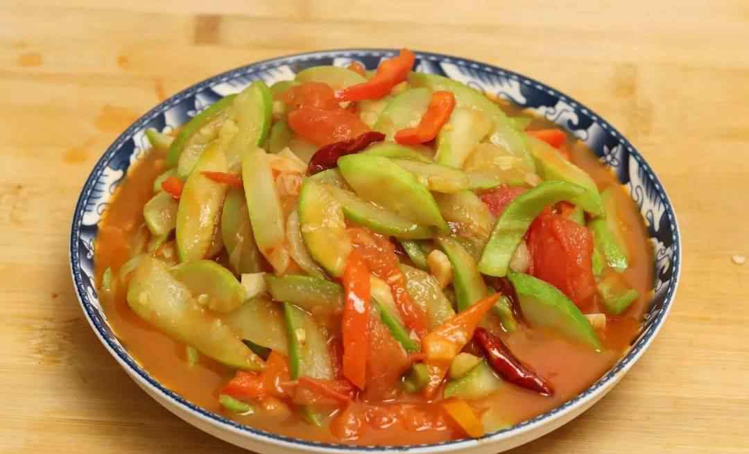 西葫芦配什么炒好吃 炒西葫芦时，切记不可直接炒，多加这一步，脆嫩入味不出水，真香