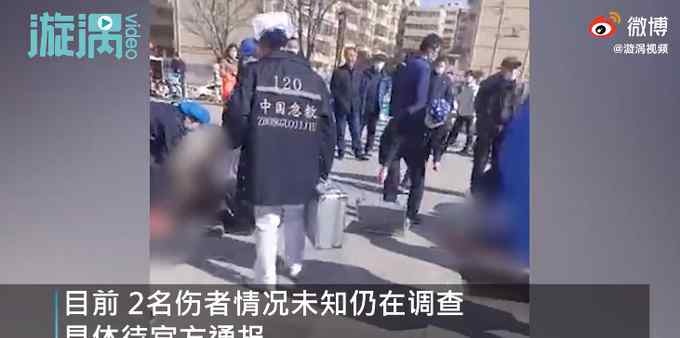 甘肃2小孩往井盖扔炮被炸翻 监控记录事发惊险瞬间让人揪心