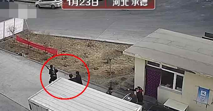 肋骨骨折3根！男子拒扫绿码殴打门卫父子致骨折 监控画面令人气愤