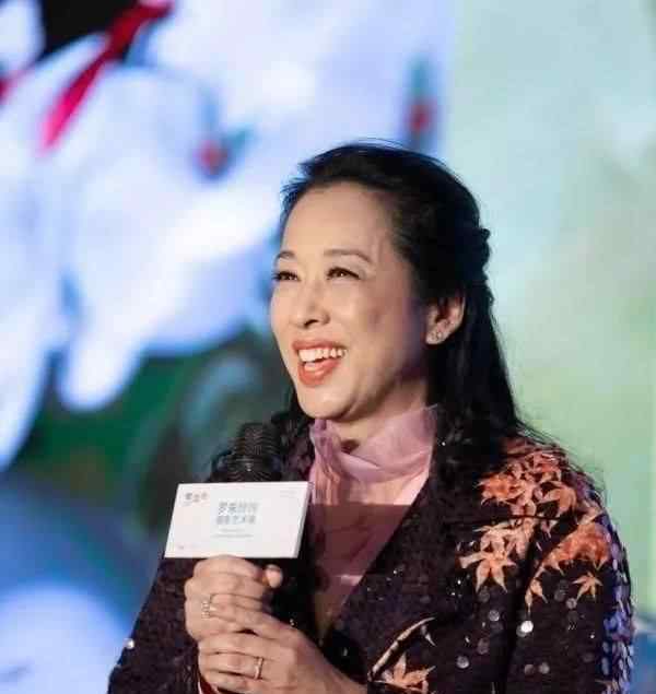 朱玲玲儿子 61岁朱玲玲与二儿子霍启山同框，白旗袍美翻比儿媳郭晶晶穿的讲究