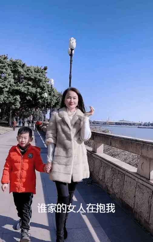 陈星几个老婆 55岁陈星罕晒娇妻，唱《流浪歌》爆红后遁入空门，今收徒场面大