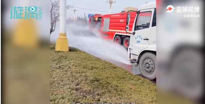 山东一轿车自燃 路过的洒水车“下起及时雨”