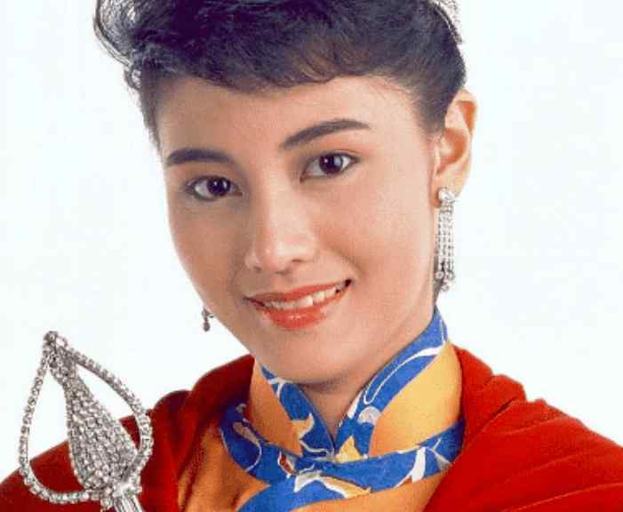 李嘉欣年轻时最美图片 看完李嘉欣初中时照片 才知道她凭什么泡遍香港富豪圈？