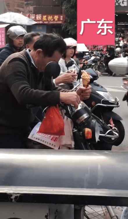 奶奶叫赖床孙女起床像剥洋葱 隔辈亲 满满都是爱！