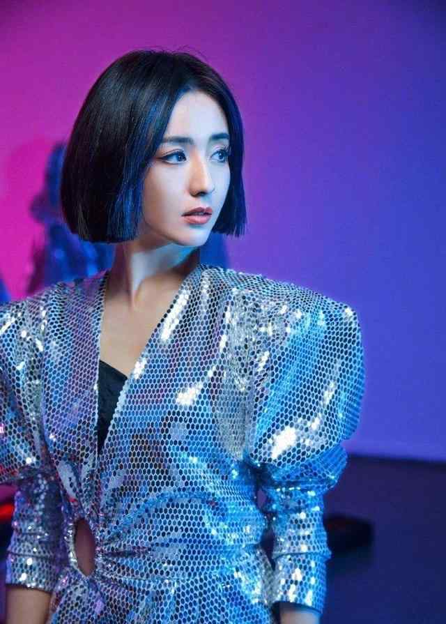佟丽娅短发图片 37岁佟丽娅真敢穿，短发红唇配亮片裙性感妩媚，这眼神太撩人了
