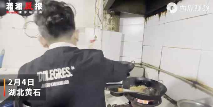 “比男朋友都好”！湖北10岁男孩为姐姐做饭 熟练颠勺姐姐直呼太暖心