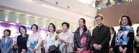 朱玲玲儿子 61岁朱玲玲与二儿子霍启山同框，白旗袍美翻比儿媳郭晶晶穿的讲究