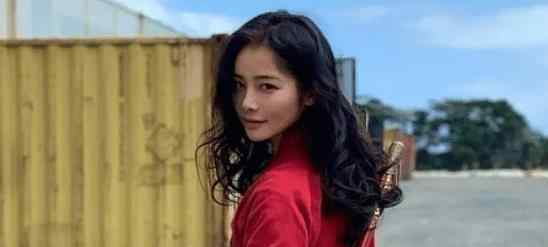 杨幂整容前后照片 她花6年整容成杨幂，嫁给富豪后，如今孩子长大暴露其真实颜值