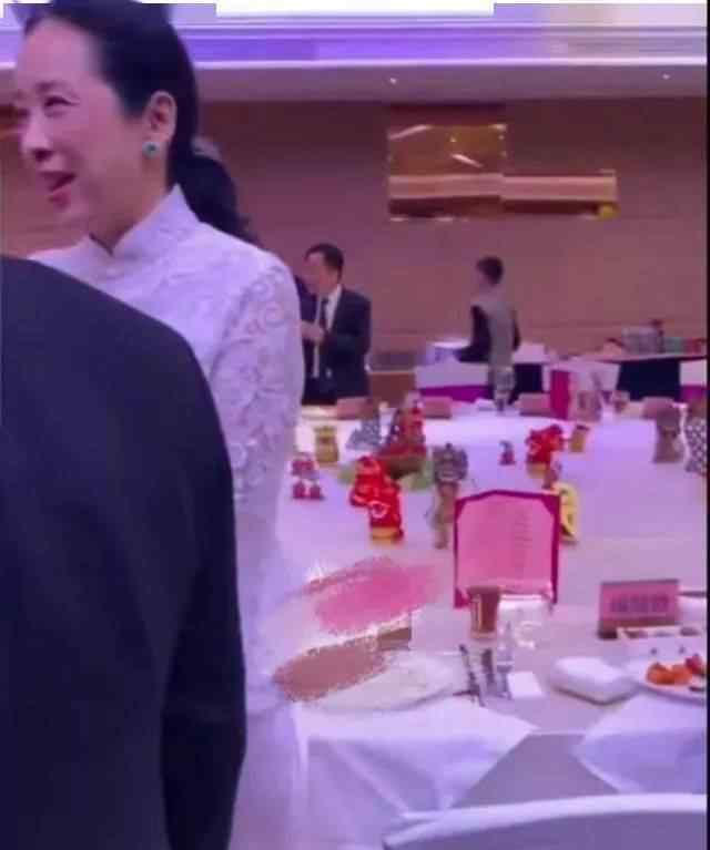 朱玲玲儿子 61岁朱玲玲与二儿子霍启山同框，白旗袍美翻比儿媳郭晶晶穿的讲究