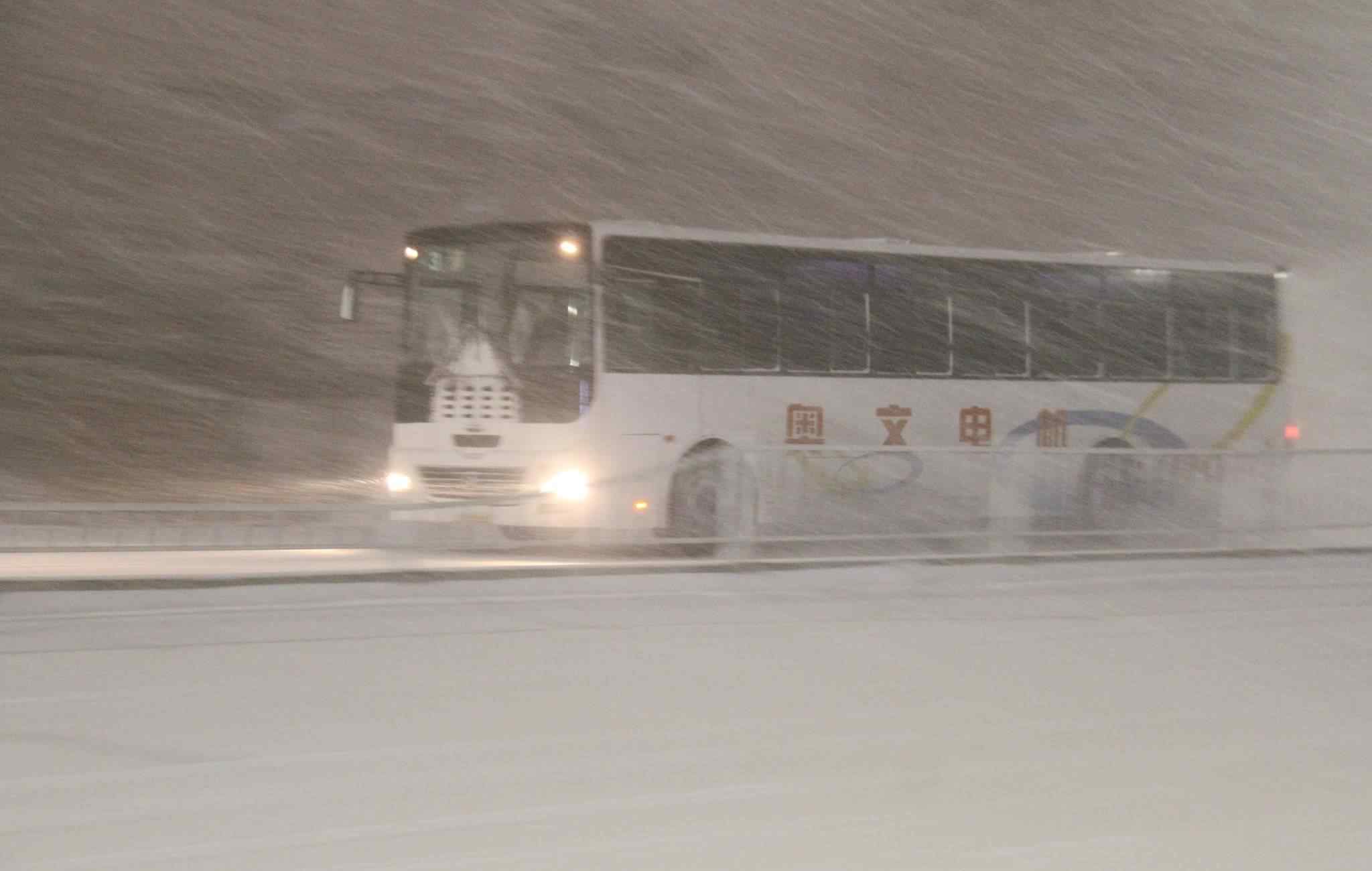 威海大雪 山东威海遭遇暴雪 鹅毛大雪铺天盖地