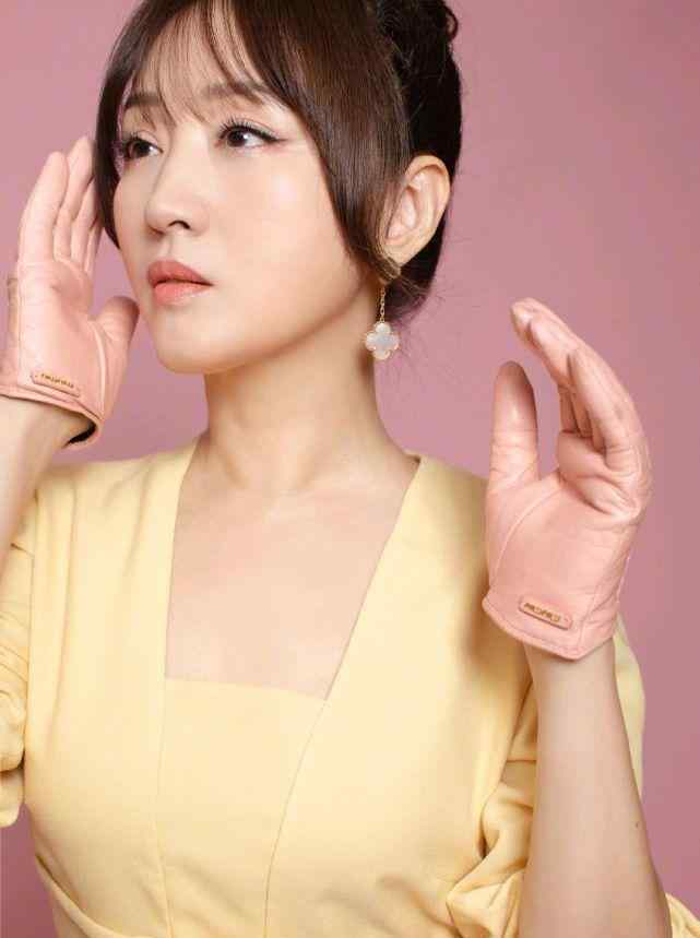 杨钰莹年龄 杨钰莹太有少女感了，身穿一袭黄色连衣裙，压根看不出实际年龄