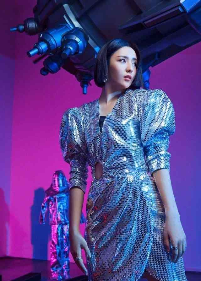 佟丽娅短发图片 37岁佟丽娅真敢穿，短发红唇配亮片裙性感妩媚，这眼神太撩人了
