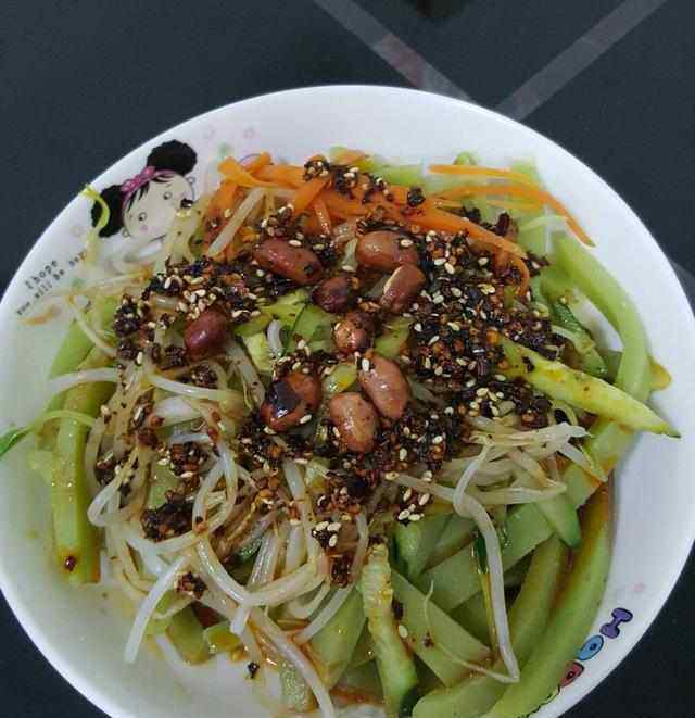蒸凉皮 不用和面、揉面、洗面，教您在家轻松一搅一蒸做凉皮，味道棒极了