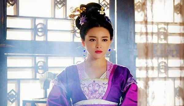 衮冕 大臣劝她当皇帝，她说不当第二个武则天，可最后还是穿上天子衮冕