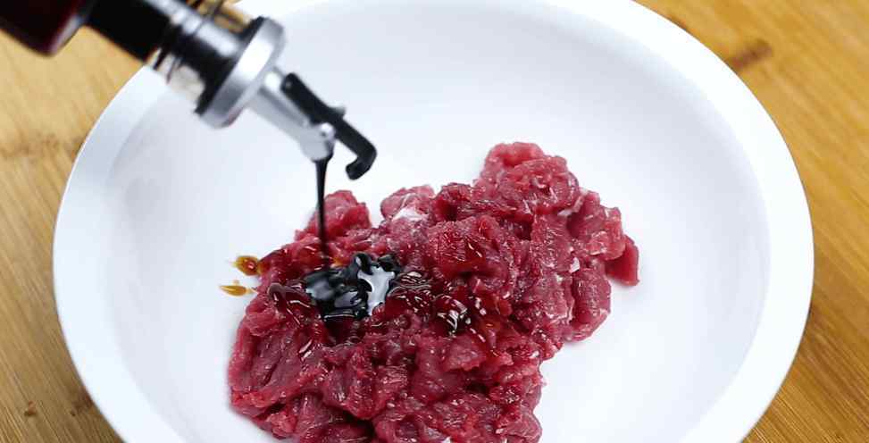 生牛肉腌制方法 炒牛肉时，不要放盐和料酒腌制，教你正确方法，牛肉不老也不柴