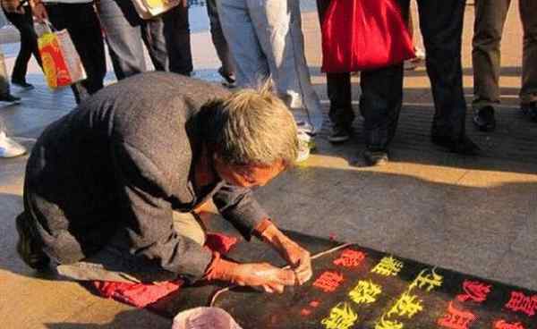 方正集团待遇 东北一个乞丐，写粉笔字被方正集团高价50万收购，他现在怎么样？