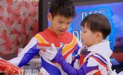 黄圣依儿子 妈妈是超人杨子和小儿子现身 黄圣依和小儿子关系有点微妙