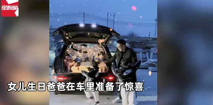 大女儿过生日爸爸准备惊喜 没想到妹妹先去拿花 下一秒单膝下跪表白姐姐