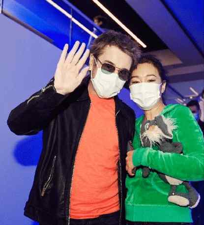 巩俐老公 55岁巩俐又秀恩爱！给72岁法国老公摸头杀太甜，穿羽绒服好臃肿