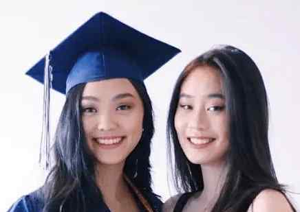 黄婉秋女儿 李连杰抛发妻娶利智，两女儿坐拥20亿家产，小女儿却深患抑郁