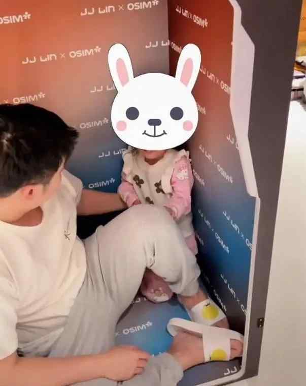 胡小环 无形炫富！陈赫夫妇豪宅内陪女儿捉迷藏，巨型鞋墙令粉丝惊叹