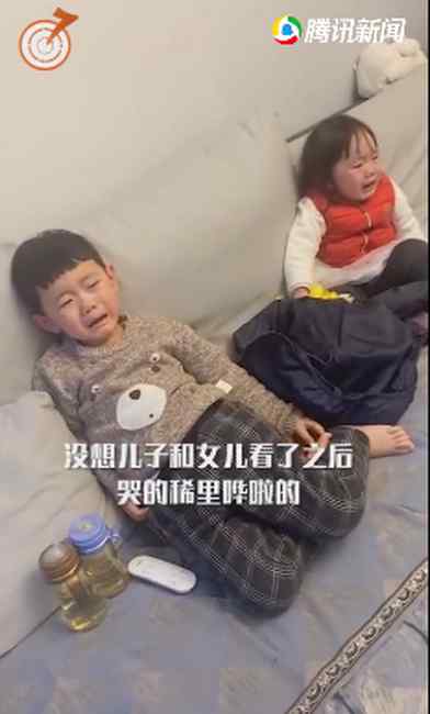 两个萌娃在家看父母结婚时的视频 随后反应令人哭笑不得