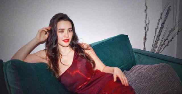 钟丽缇的胸 钟丽缇晒照为女庆生，女儿穿性感低胸大秀香肩，胸前风光一览无余