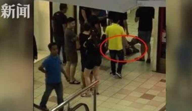 被性工具折磨的美女 卖场厕所性侵女性 漂亮女子被男子当泄欲工具蹂