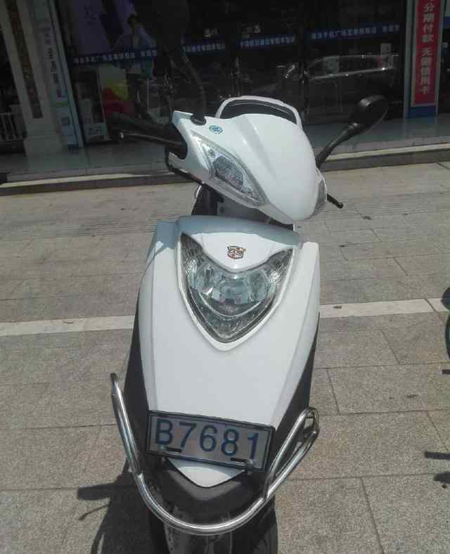摩托车电瓶不存电是什么原因 整流器坏了有可能导致摩托车电瓶爆炸，更换电池的时候要检测