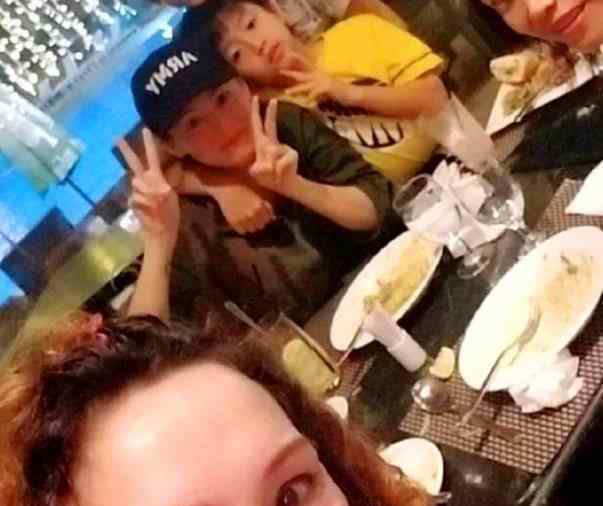 张柏芝弟弟 张柏芝与妈妈同框为何长得不像？两个弟弟更加一言难尽，家庭关系也好复杂