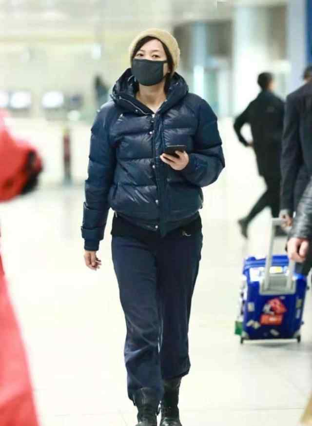 徐静蕾男朋友 徐静蕾随男友亮相，羽绒服配休闲裤简单随性