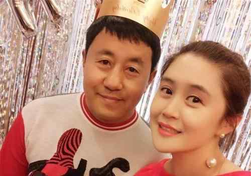 王小宝媳妇 赵本山徒弟王小宝，妻子比他小19岁，是剧中“女儿”香秀的闺蜜