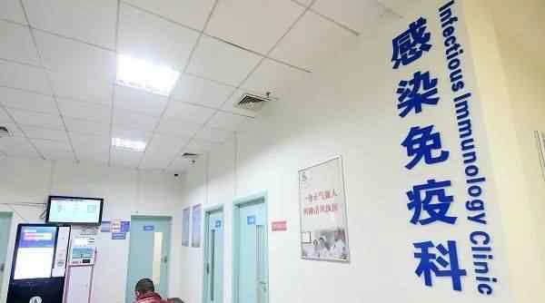 艾滋病过不了5年 56岁女子查出艾滋病5年，不敢告诉丈夫，住院就说去旅游：我做错了什么，摊上这种病