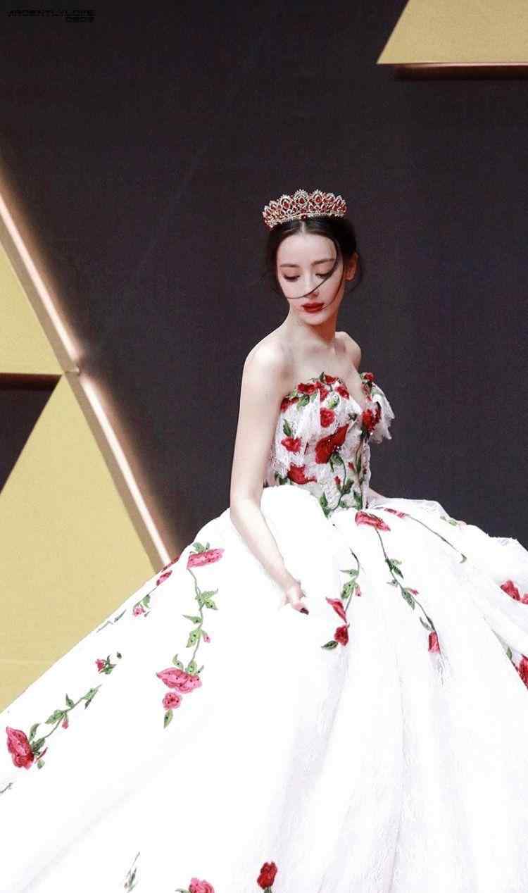 迪丽热巴的卷发叫什么 为什么迪丽热巴能当红毯杀手？除了造型惊艳，发型也是亮点！